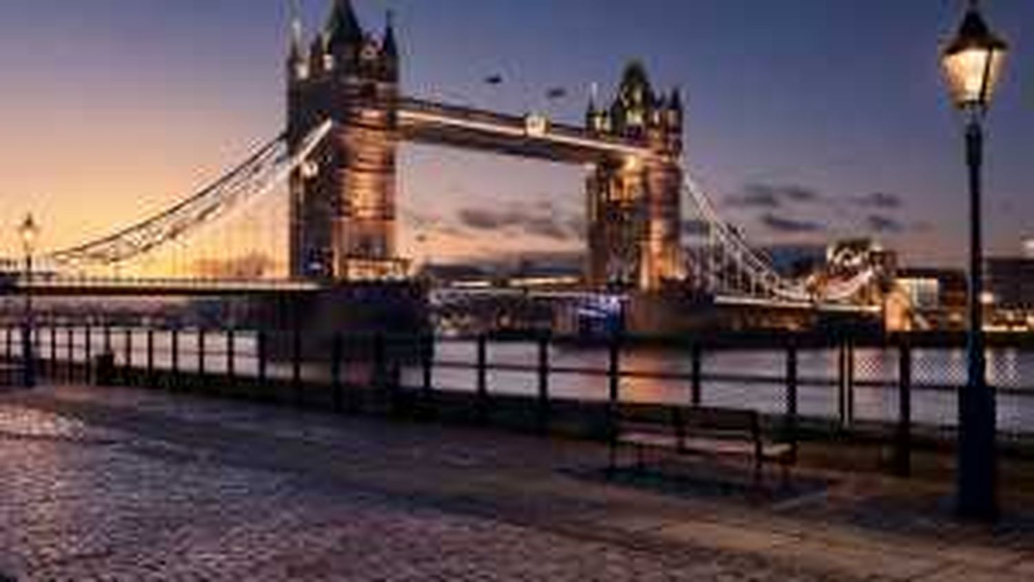 Лондонский мост и уличный фонарь