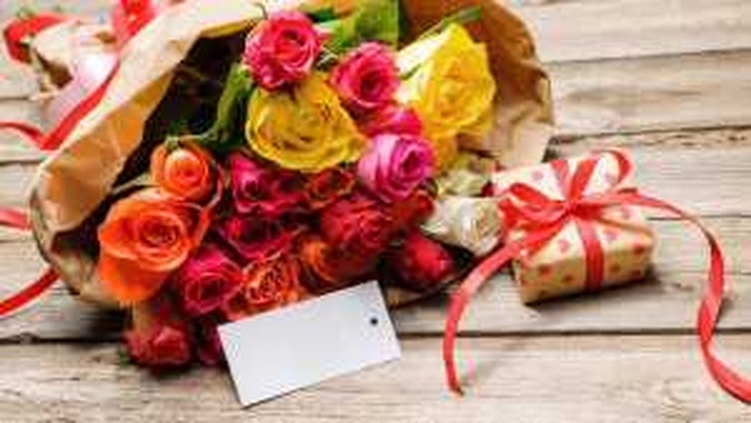 Букет цветов и подарок