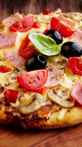 Пицца с маслинами и помидорами