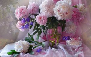 Розовые пионы в прозрачной вазе