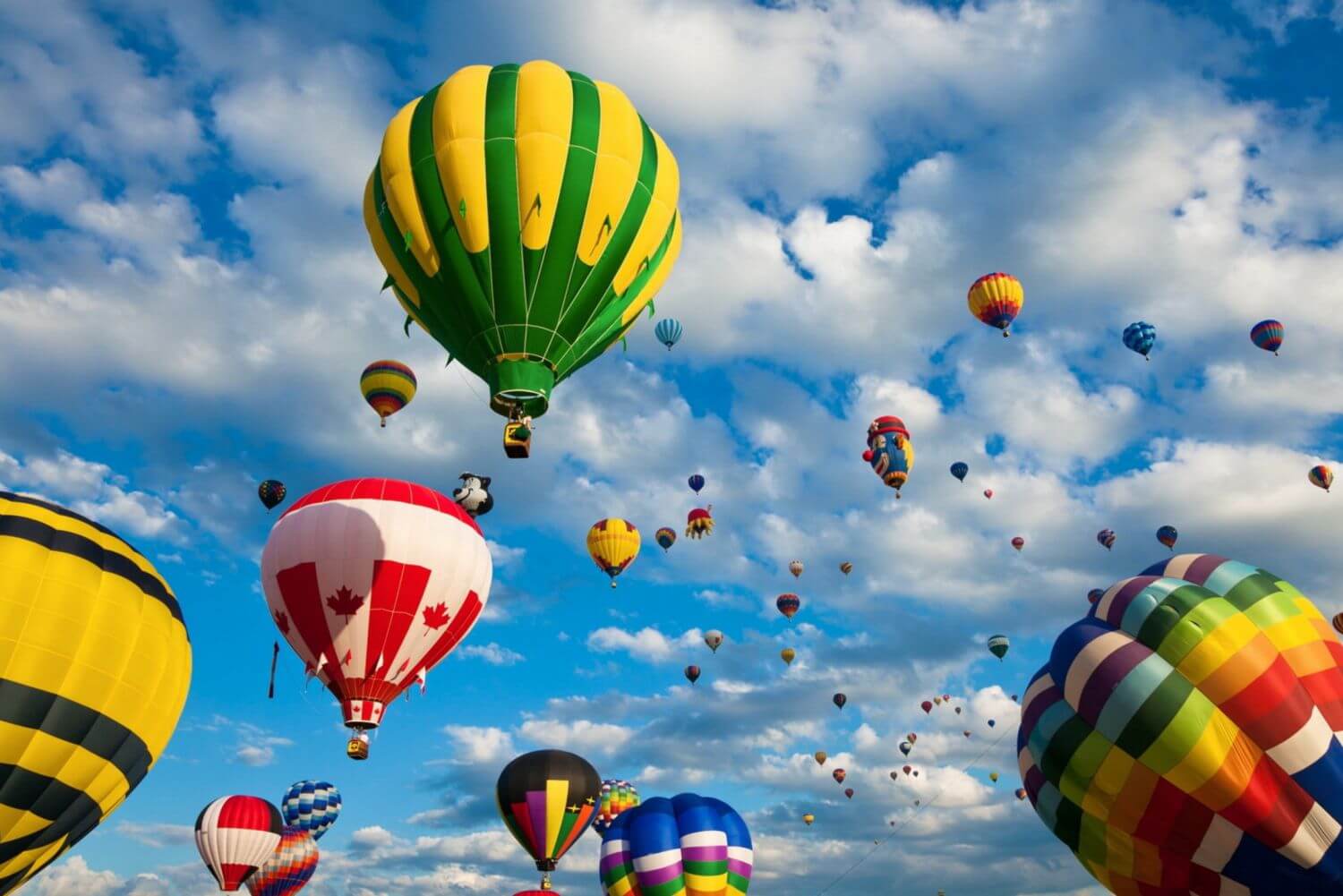 Картинки воздушный шар с корзиной в небе с облаками