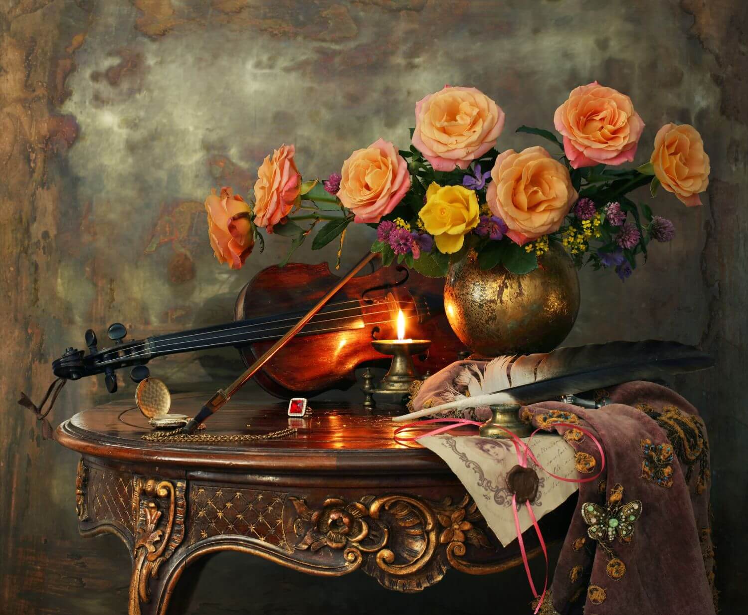 Скрипка и красивые розы