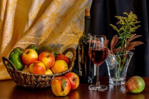 Фрукты и вино
