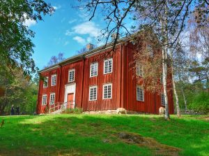 Красный двухэтажный дом в норвежском стиле