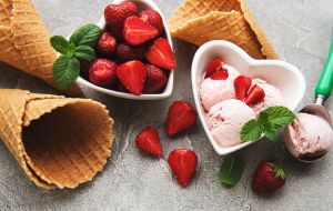 Мороженое с клубникой