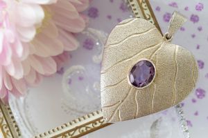 Кулон с камнем