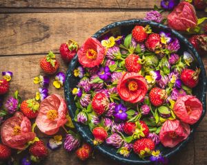 Цветы и ягоды в блюде