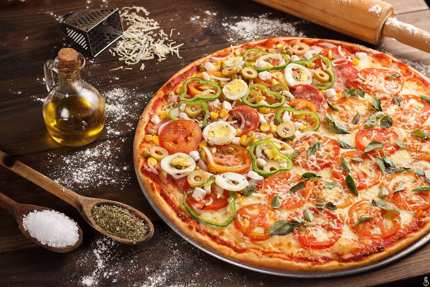 Мясная пицца с овощами