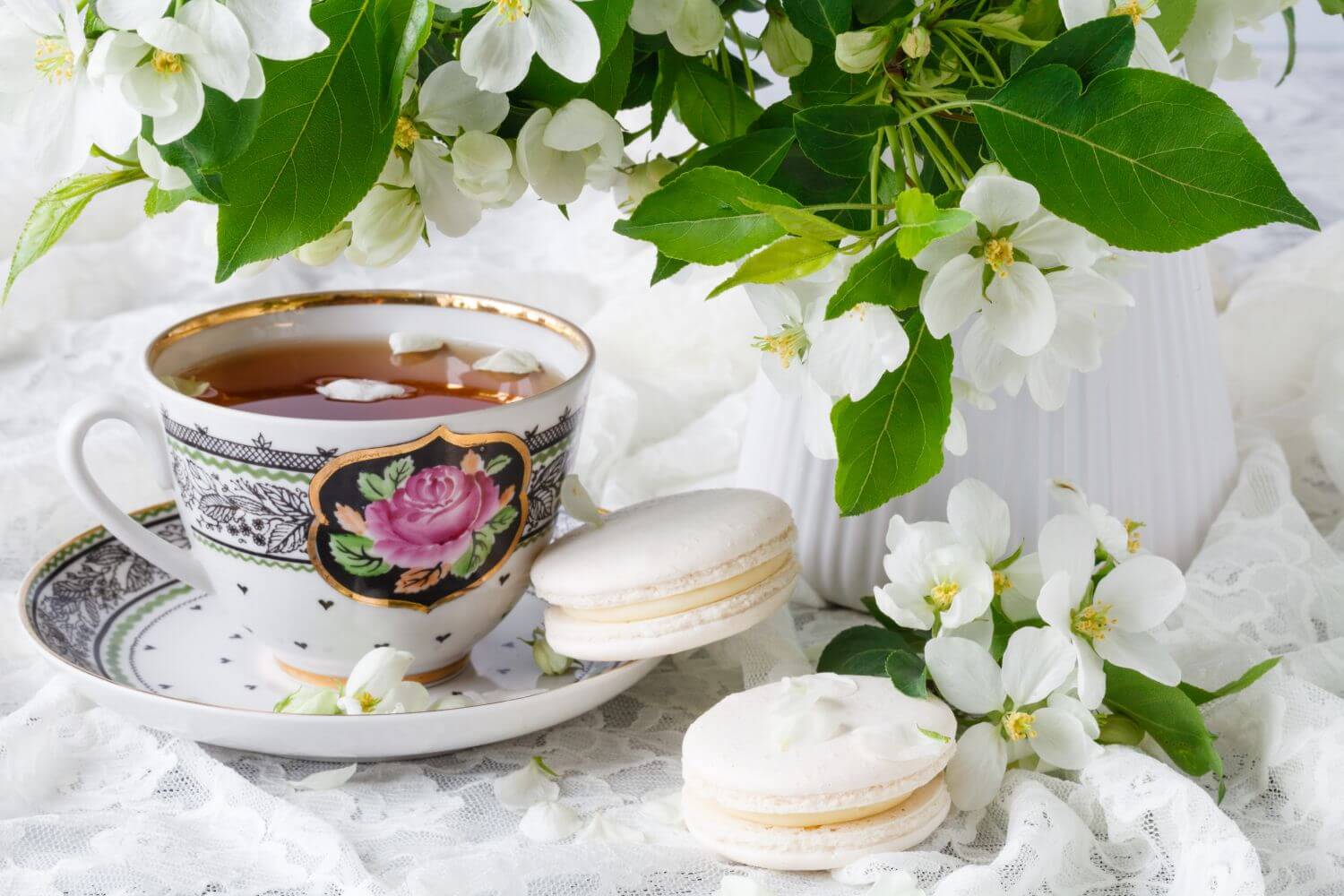 Весенний чай, пирожное и цветы