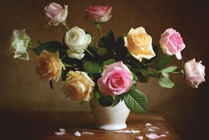 Разноцветные розы в вазе
