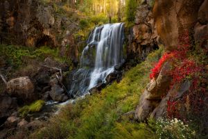 Водопад и скалы осенью