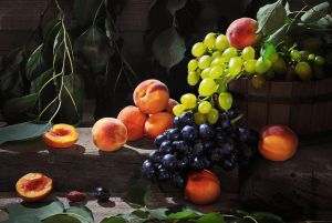 Персики и виноград