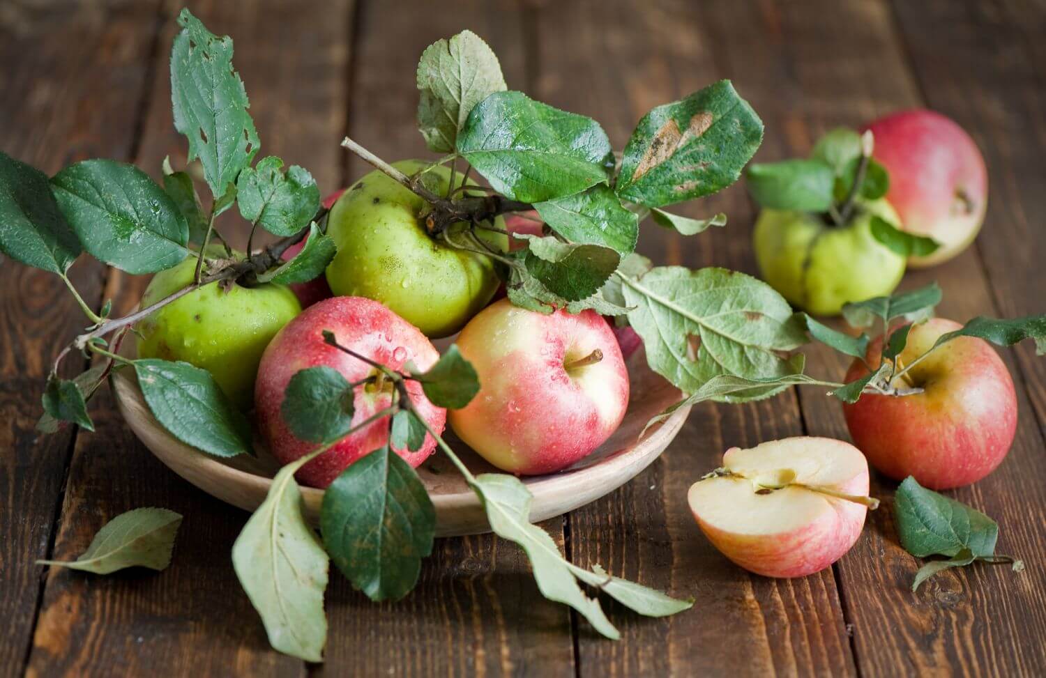 Яблоки с листьями