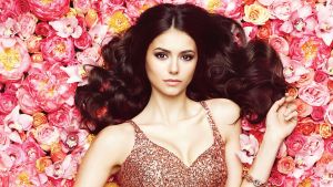 Брюнетка в цветах