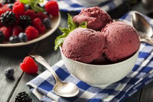 Мороженое и ягоды