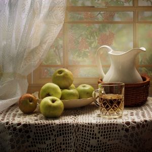 Кувшин и яблочный сок