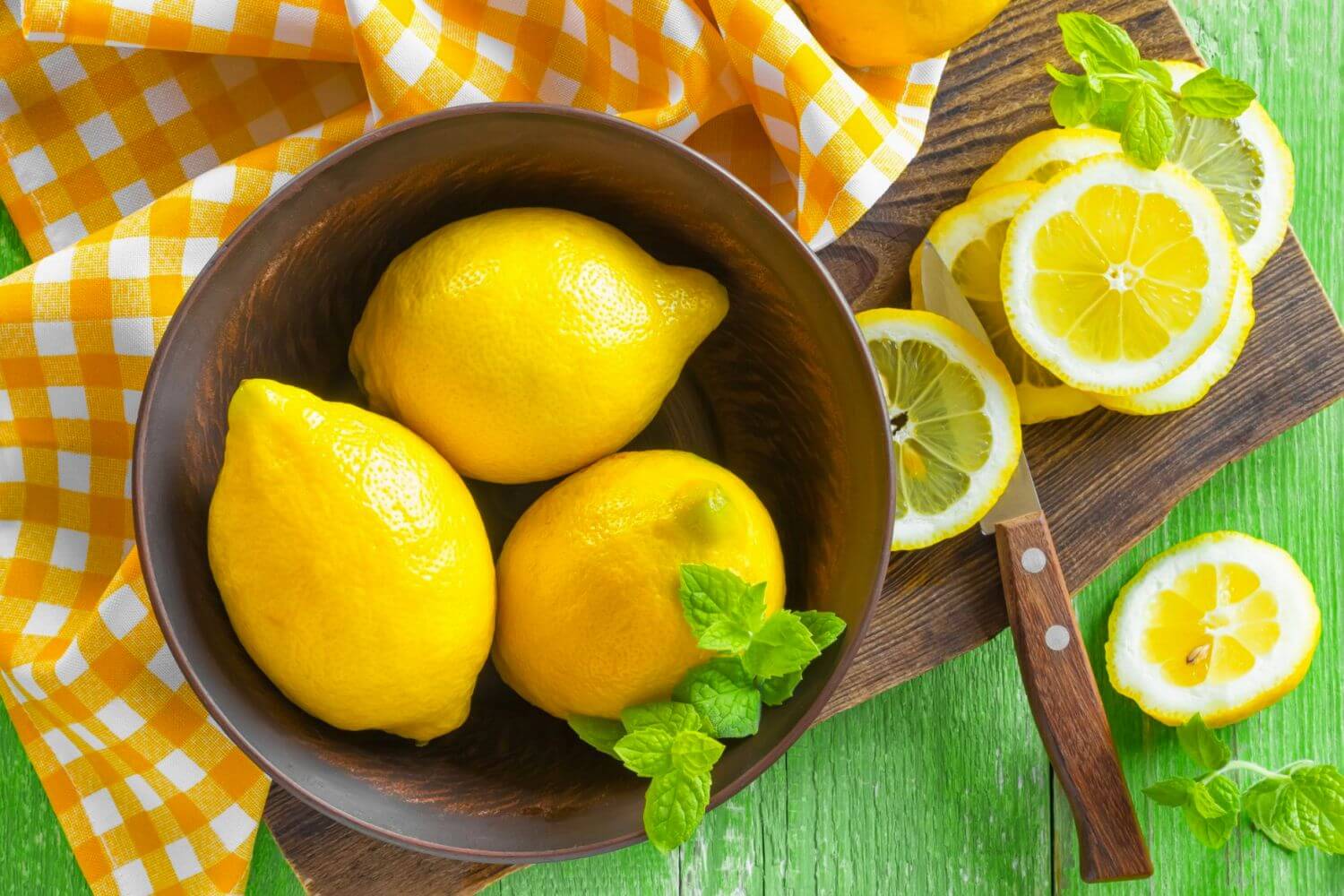 Лимоны в тарелке