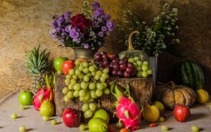 Цветы и фруктовое ассорти