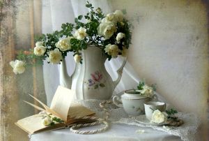 Книга и белые розы
