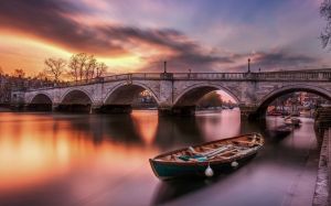 Старинный мост и лодка