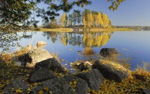 Осеннее озеро и камни