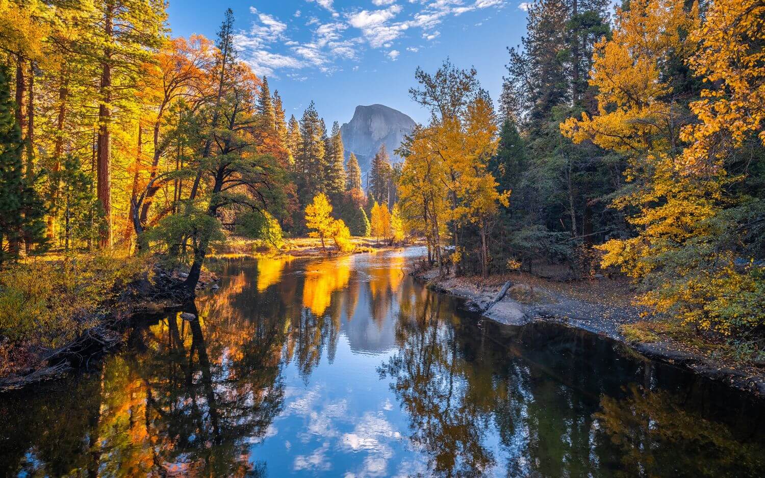 Осень в горах и тихая река