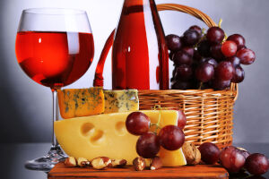 Вино и сыр с виноградом