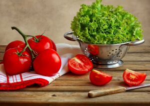 Помидоры и салат