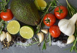 Овощи и пряности на столе