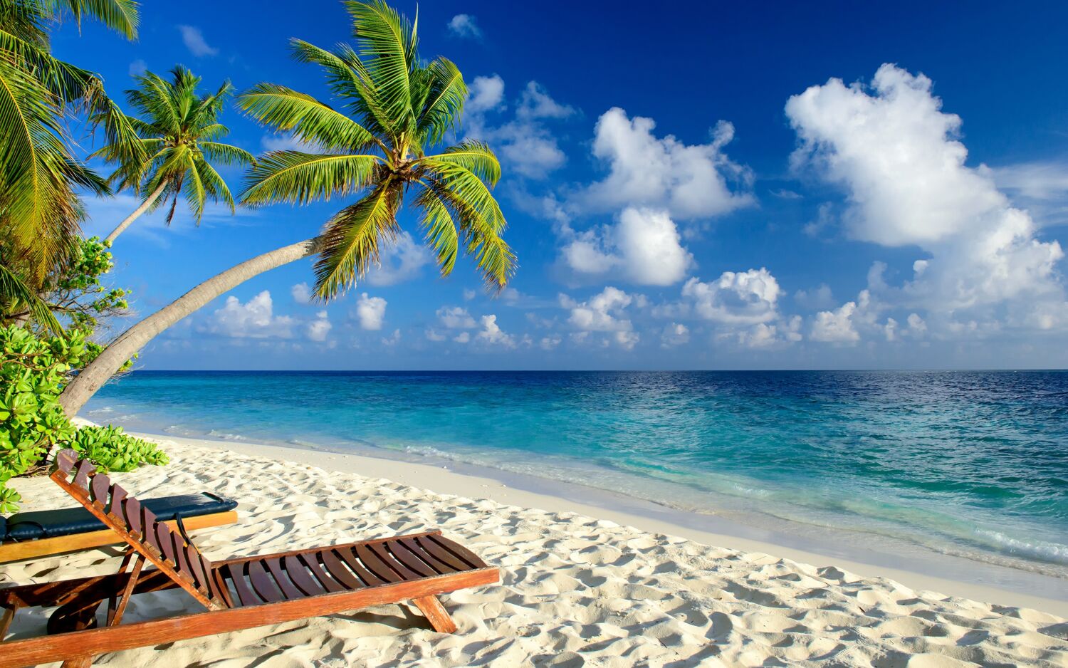 Пазл море и чистый пляж - разгадать онлайн из раздела Пейзажи бесплатно
