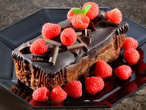 Шоколадное пирожное с малиной