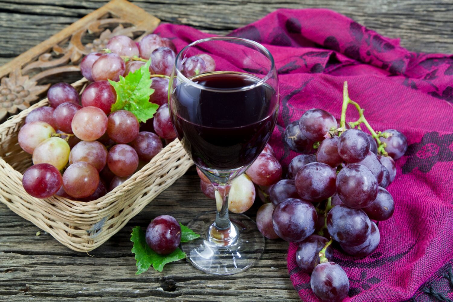 Вино из сока винограда. Красный виноград. Красное вино. Вино и виноград. Натюрморт с виноградом.