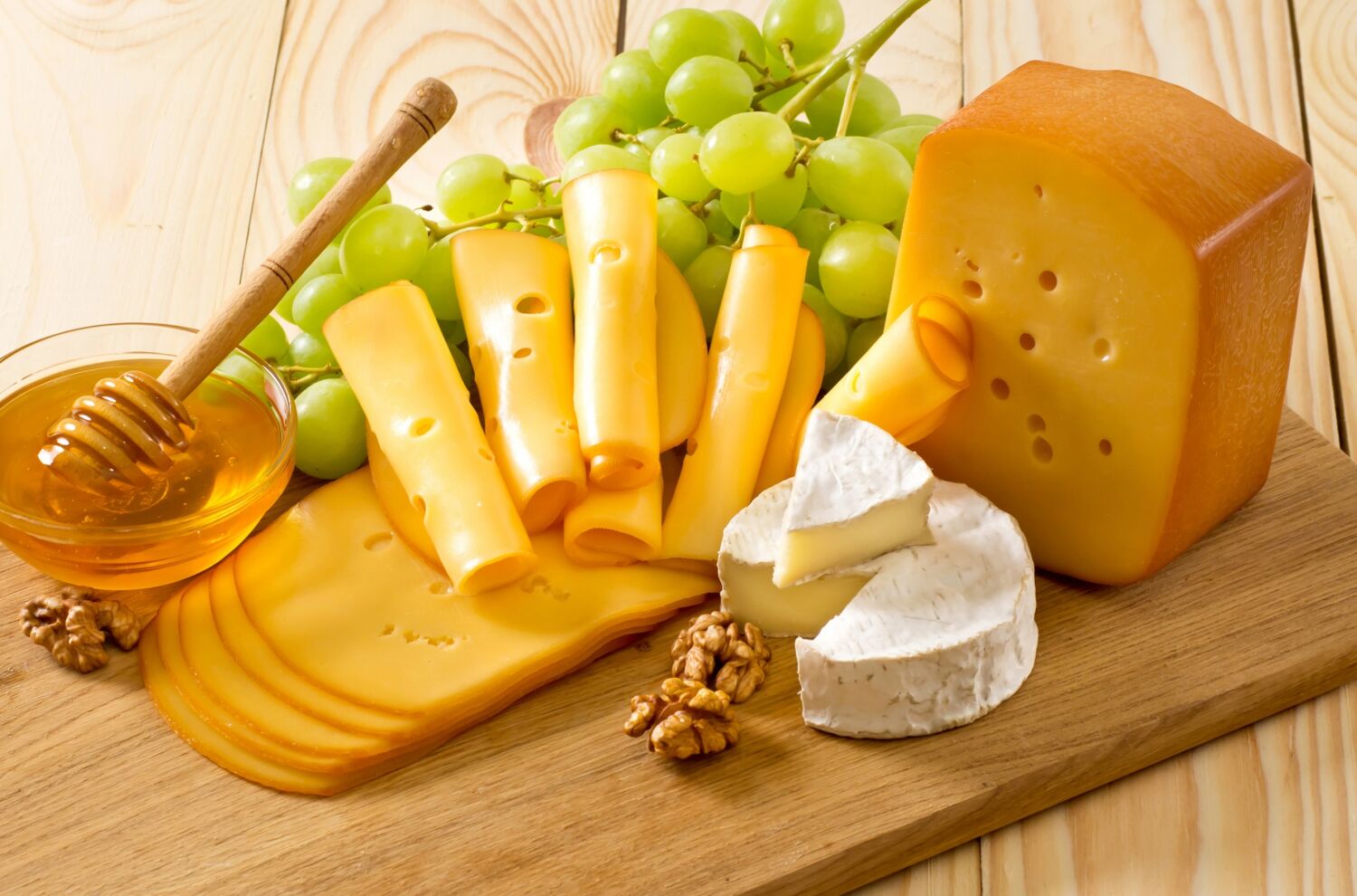 Сыр с плесенью и виноград на доске