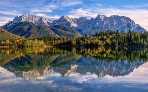 Горы и красивое озеро