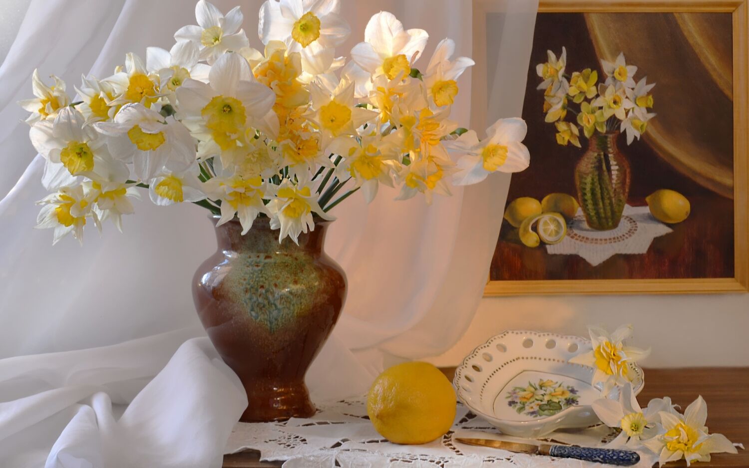 Натюрморт ваза с весенними цветами