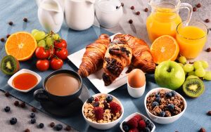 Здоровый завтрак с круассанами