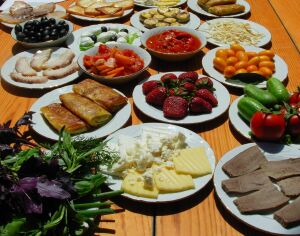 Азербайджанский стол с едой