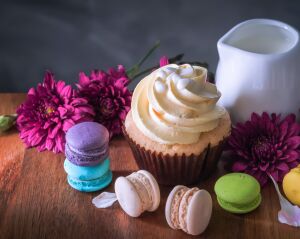 Пирожные и цветы