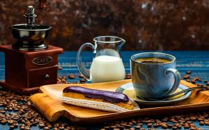 Кофе и эклер