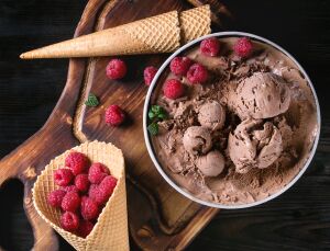 Шоколадное мороженое с малиной