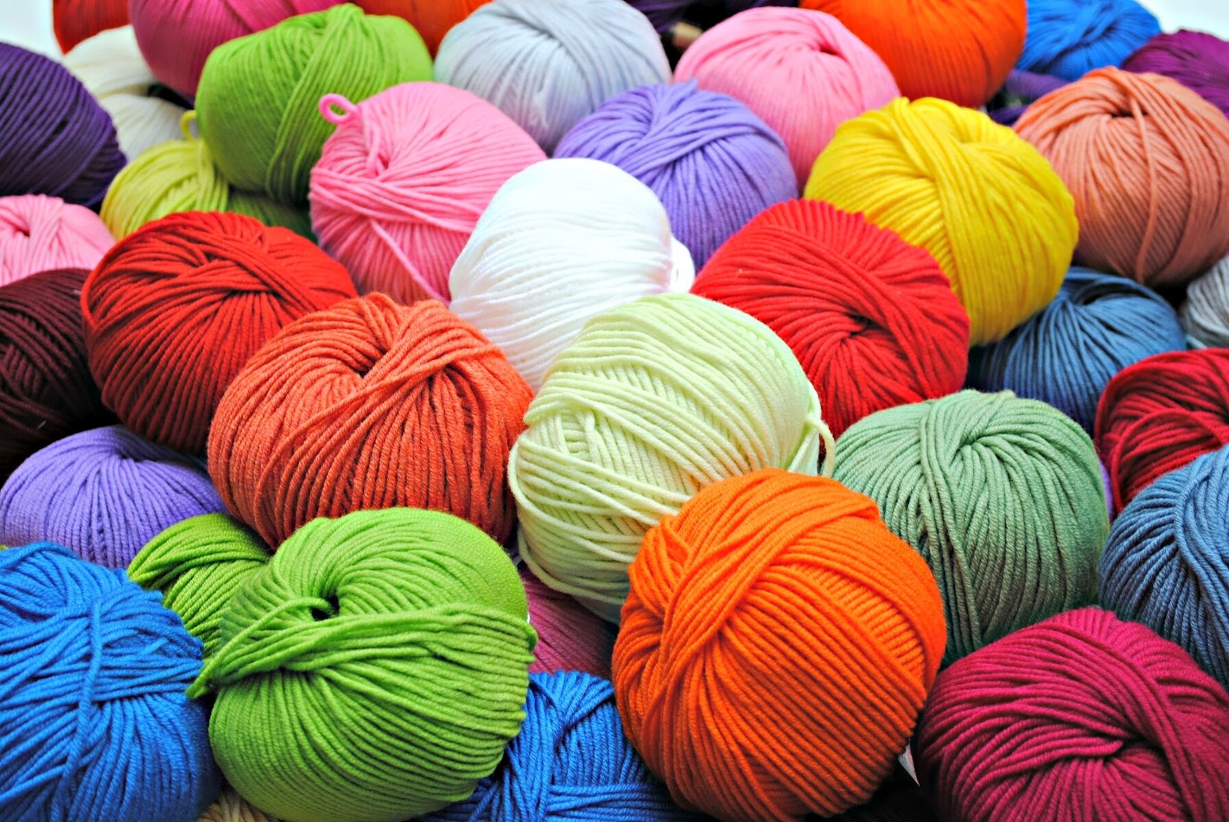 Вязание разными пряжами. Разноцветная пряжа. Мотки пряжи. Цветные нитки для вязания. Разноцветные шерстяные нитки.