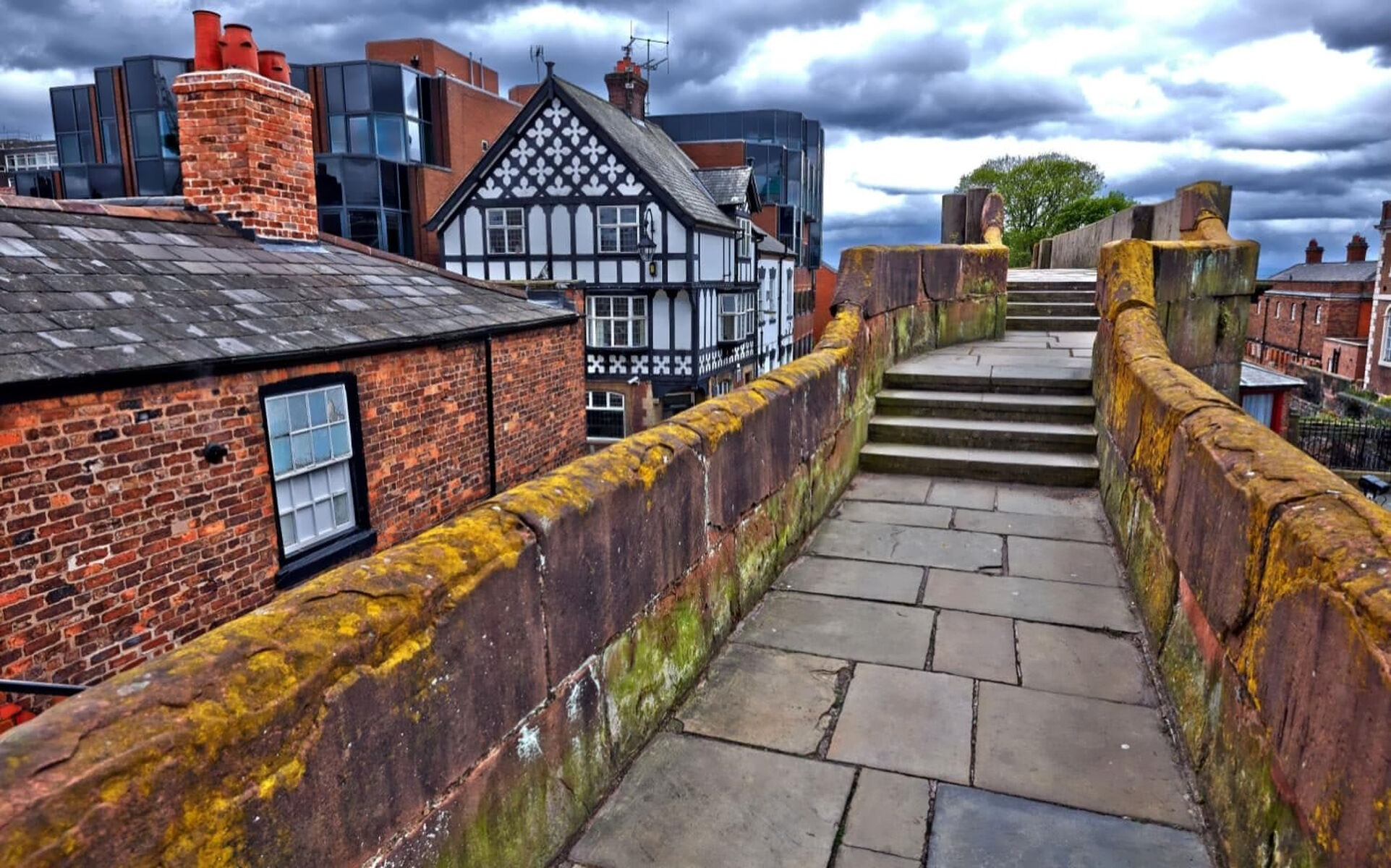 Chester england. Город Честер Англия. Англия городская стена Честер. Честер Англия достопримечательности. Chester Walls в Честере.