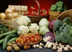 Свежие овощи в корзинах