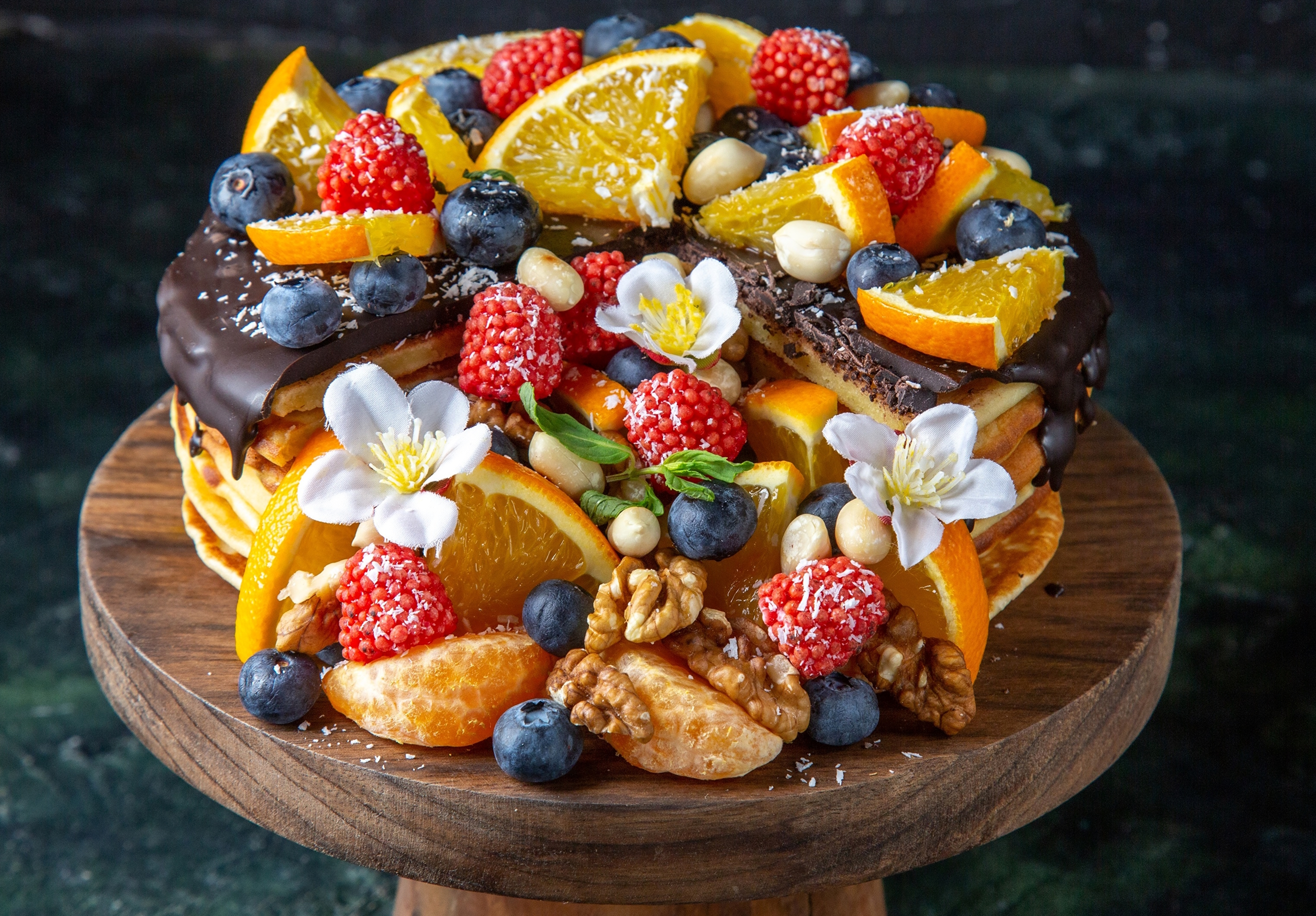 Торт с фруктами и орехами