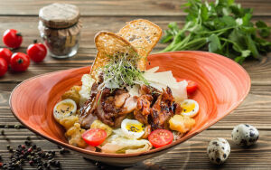 Салат с перепелиными яйцами