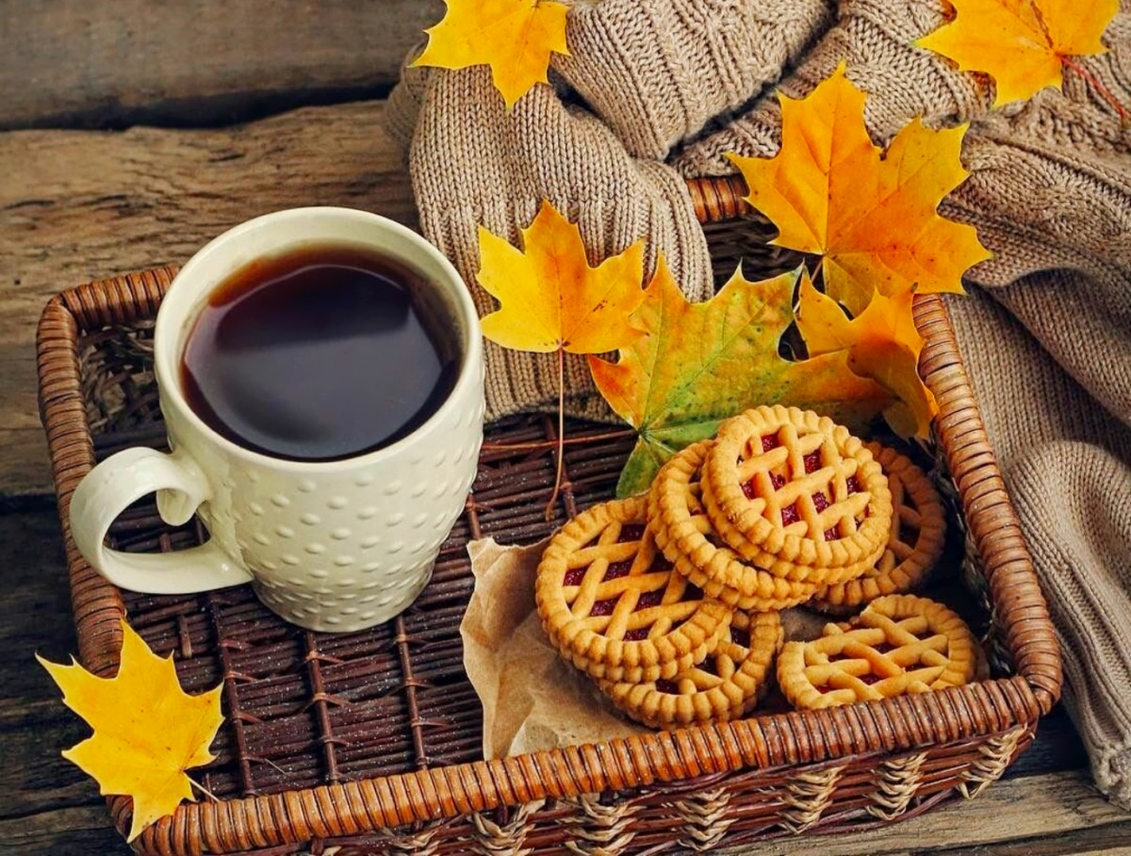 Осеннее утро картинки позитивные. Прекрасного осеннего утра. Доброе утро субботы осень. Чашка горячего привета печенька из хрустящего пожелания. Осень кофе фиолетовый желтый.