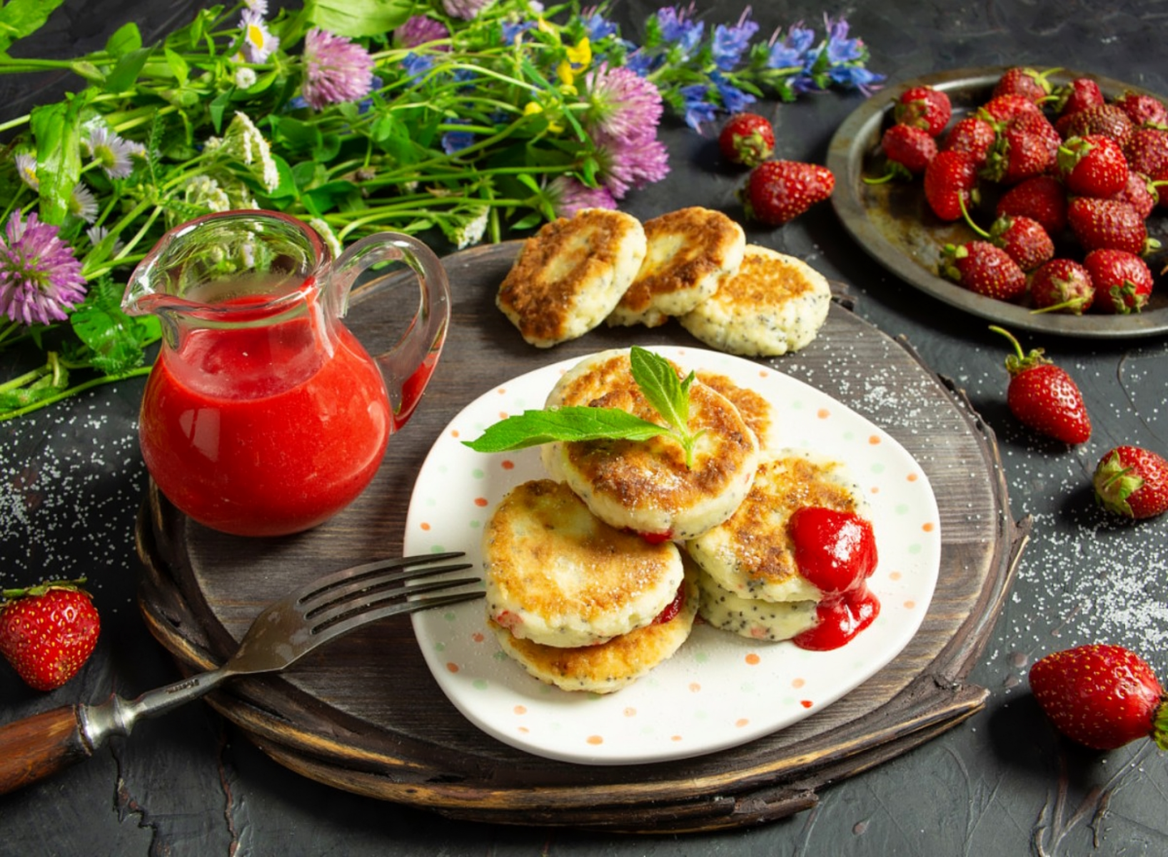 Сырники кухня. Сырники с клубникой. Сырники с клубничным соусом. Сырники сервировка с клубникой. Сырники с творогом и клубникой.