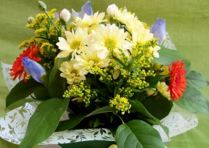 Букет из хризантем и других цветочков