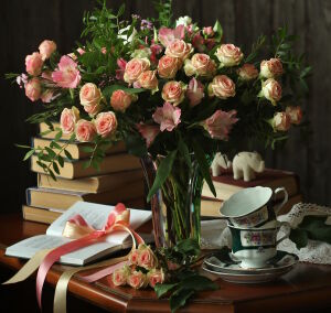 Букет роз и книги