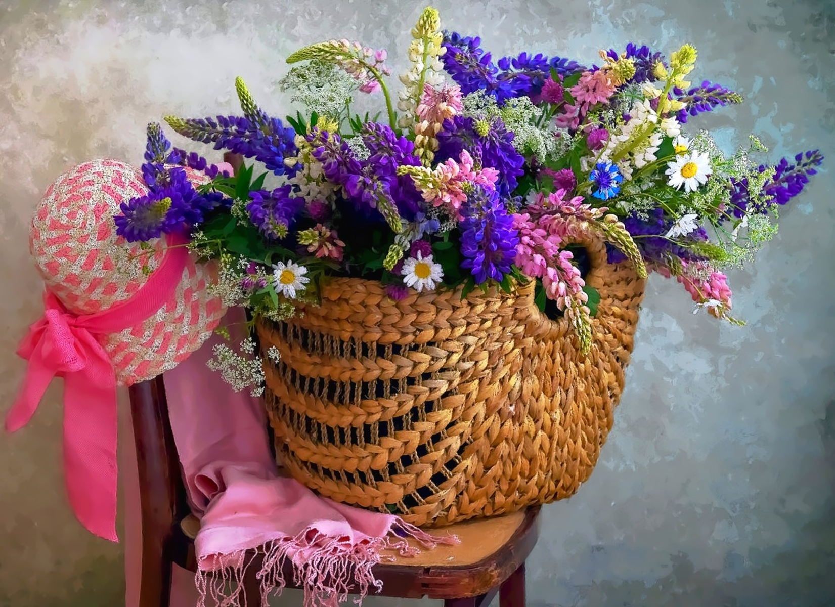 Полевые цветы в корзине